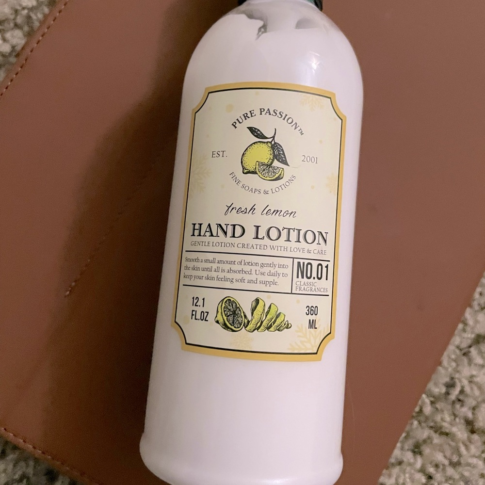 Smell good 🍋 hand lotion… YUMMY! 👱🏻‍♀️👃🏻🍋